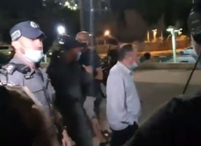 אמנון אברמוביץ' הותקף וחולץ ע"י שוטרים. צפו