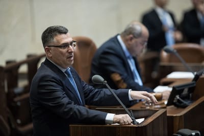 "גדעון סער ימצא את הדרך לזחול לנתניהו"