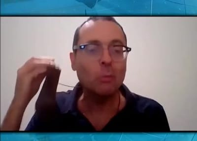 הח"כ מדגים: איך לא צריך וכן צריך לחבוש מסיכה? צפו