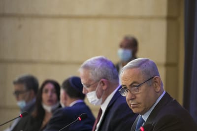 גנץ לנתניהו: כנס היום את הקבינט לאישור התו הירוק