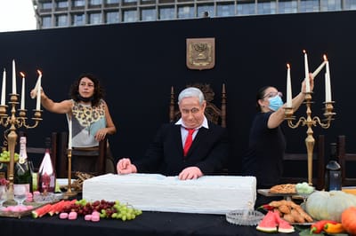 זעם בימין על מיצג הסעודה האחרונה של נתניהו
