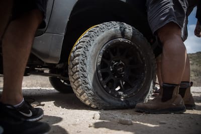 תושב ניר דוד חתך צמיגים למטיילים ששחו בנחל האסי