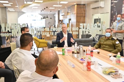 גנץ הורה לצה"ל לתגבר את הערים באלפי חיילים