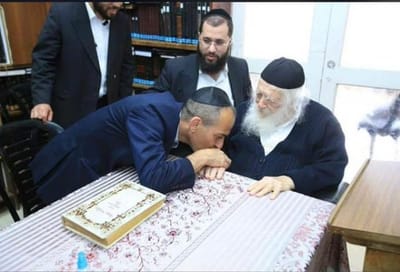 גמזו אצל הרב קנייבסקי, בכיר הרבנים הליטאי, תמונה ישנה