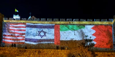 שלום ב-3 שפות בעיריית ת"א; 4 דגלים על החומות