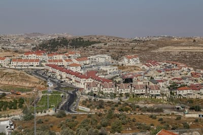 תלמידי ישיבה באפרת ריססו גרפיטי גס והשחיתו את בי"ס