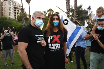 לפיד בהפגנה: "אנשים לא מוכנים שיקחו את התקווה"