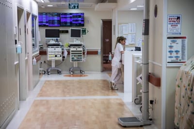 "חשנו בושה": עובדת כיבתה את נרות השבת ופוטרה