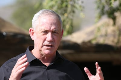 על הראש של נתניהו: גנץ מתנגד לסגר לילי ותומך בקנסות