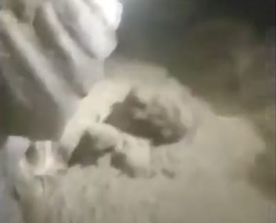 תיעוד מפחיד: 15 מטיילים נלכדו בשטפון במערה. צפו ברגעי האימה