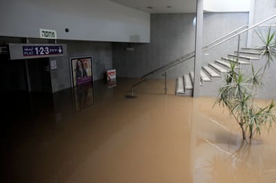 תחנת הרכבת הרצליה הוצפה; הרכבות לא יעצרו