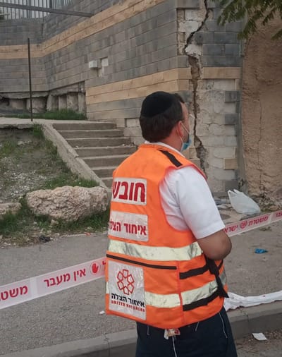 נער נפצע אנוש לאחר שנפל מגדר שקרסה בבית שמש
