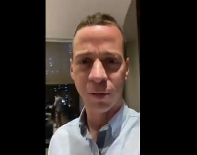 אמיתי לגמרי: עמית סגל נתפס עם המכנסיים למטה