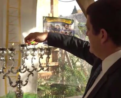 צפו: הדלקת נרות חנוכה בכניסה להר הבית