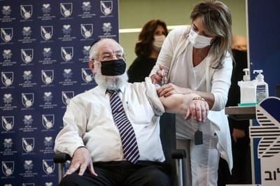 הרב ישראל מאיר לאו מתחסן