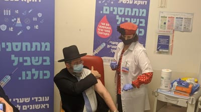 הרב הראשי לישראל לאחר החיסון: זהו יום מיוחד מאוד