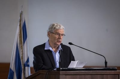 השופט אהרן ברק. לעמדת שקד אין לדרישתו בעניין פסקת ההתגברות שום משמכות והיתכנות