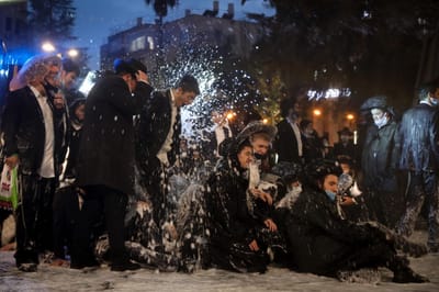 הכניסה לירושלים נחסמה: מאות חרדים מפגינים