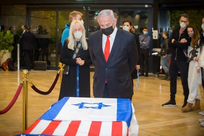 לקראת ההלוויה: ארונו של שלדון אדלסון הגיע לישראל