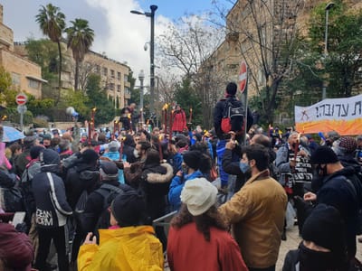 המחאה נגד רה"מ ממשיכה: "מתרפס בפני החרדים"