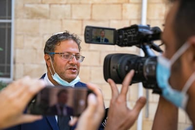 במהלך פיגוע | בן גביר שלף נשק; המחבלים ברחו