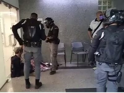 מחאת סנדק: פעילים אזקו את עצמם למשרדי מח"ש