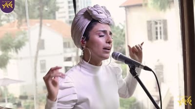 צפו: נרקיס בקאבר מפתיע לביונסה