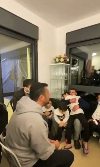 צפו: ריבו נפגש עם היתומים שאמם נפטרה מקורונה