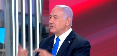 שוב: נתניהו שר באמצע ראיון; סגל: "זה מזלזל". צפו