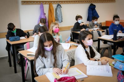 תלמידי ז'-י' חוזרים לכיתה; שנת הלימודים תוארך בחודש