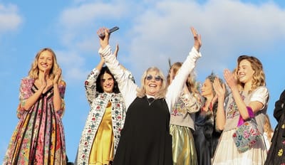 תצוגת טובהל'ה: גרביים בסנדלים תנכיות והגבעטרון