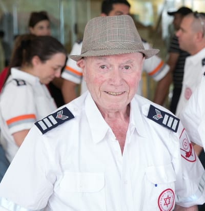 נזף בקצין SS ושרד; בגיל 93 עדיין מתנדב במד"א