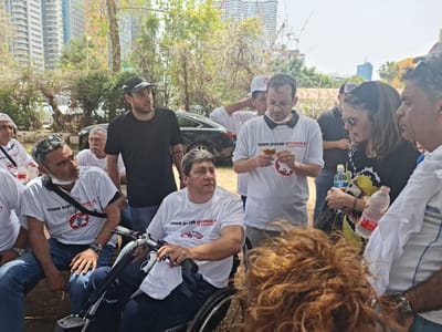 ח"כ וולדיגר בהפגנת נכי צה"ל: "לא העת לדיבורים"