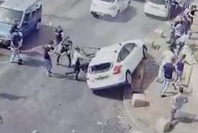 צפו: לינץ' בירושלים; רכב נרגם ומתנגש במדרכה