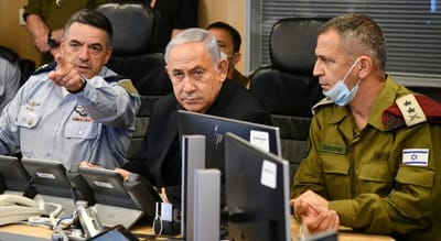 ראש הממשלה בנימין נתניהו מקבל עדכונים מבצעיים מהרמטכ״ל וממפקד חיל האוויר בתא השליטה והתקיפה של חיל האוויר