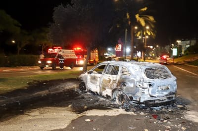 מכונית שהוצתה על ידי ערבים ישראלים במהלך הפרות סדר בלוד. (צילום יוסי אלוני / פלאש 90)