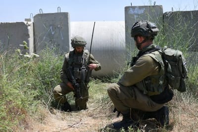 חיילי צה"ל סמוך למקום בו פגע טיל נ"ט ששוגר מעזה בג'יפ צבאי. סמ"ר עומר טביב (21) נהרג, קצין ולוחם נפצעו