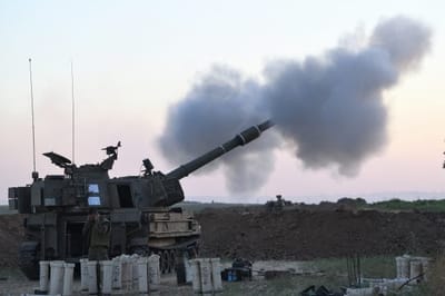 תותחים של צה"ל יורים לעבר מטרות בעזה (גילי יערי/פלאש90)