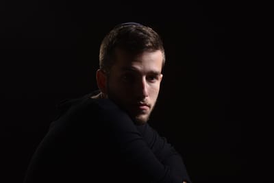 ילד הפלא שגדל להיות זמר שר על המצב: למה מלחמה?