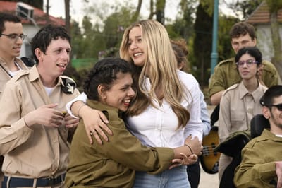 מיוחד: עדן בן זקן בשיתוף פעולה עם להקה חדשה