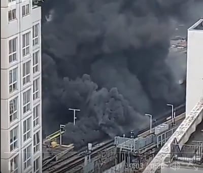 פיצוץ עז בתחנת רכבת בלונדון, שריפה ועשן במקום