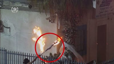 תיעוד: ערבים מציתים בדגל ישראל תחנת משטרה