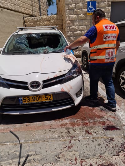 ירושלים: בן 15 נפל מגג על רכב חונה; מצבו בינוני