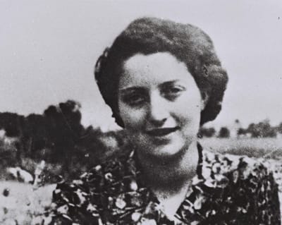 חנה סנש בקיבוץ שדות ים.