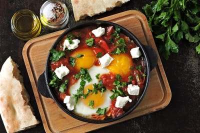 פשוט וקל: שקשוקה פקנטית עם חצילים וגבינת פטה