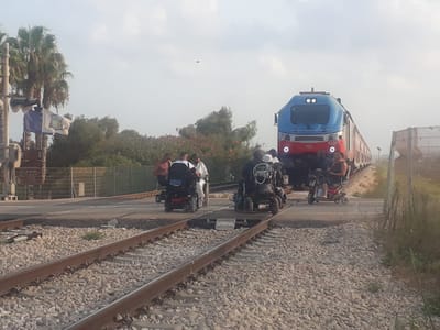 פעילי מחאת הנכים חסמו את הרכבת בצומת הבונים