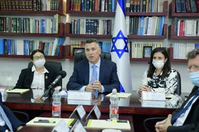 המרוץ לעליון: הקרב הפוליטי והדילים האפשריים