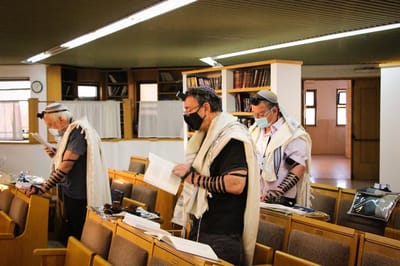 פסק הלכה: אסור למתנגדי חיסונים להכנס לבית כנסת