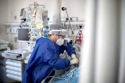 שניות לפני הזרקה: שוטרים נכנסו ועצרו את הרופאה
