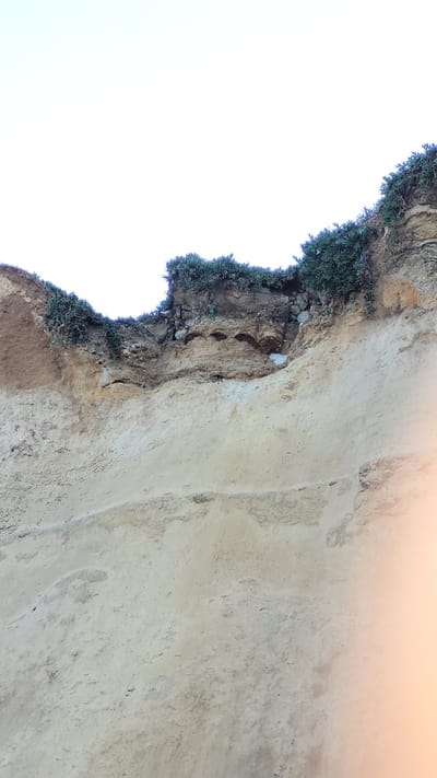 "הציבור מתבקש להתרחק": צוק קרס ליד החוף בהרצליה